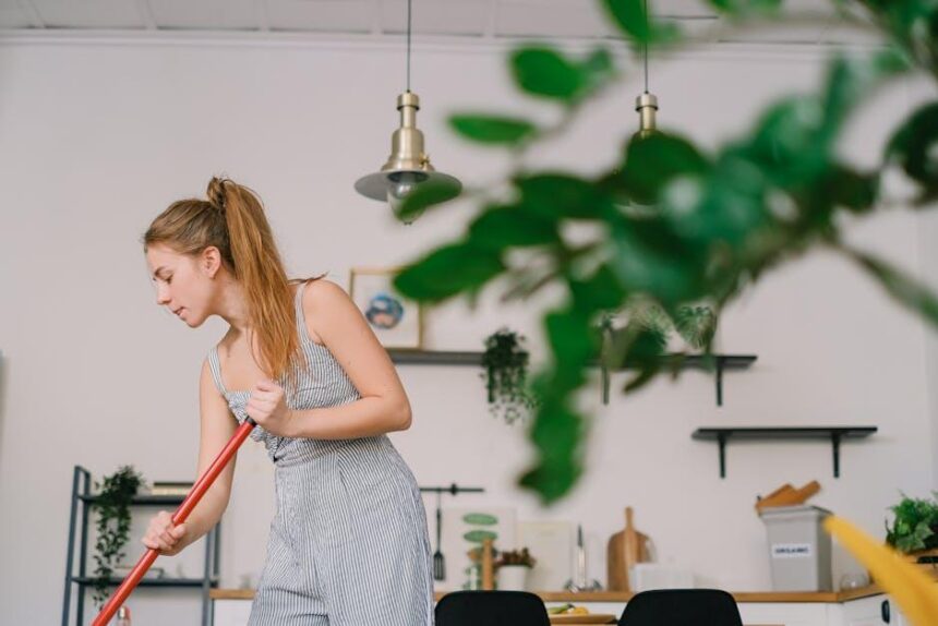 Making your own kitchen cleaning sprays naturally